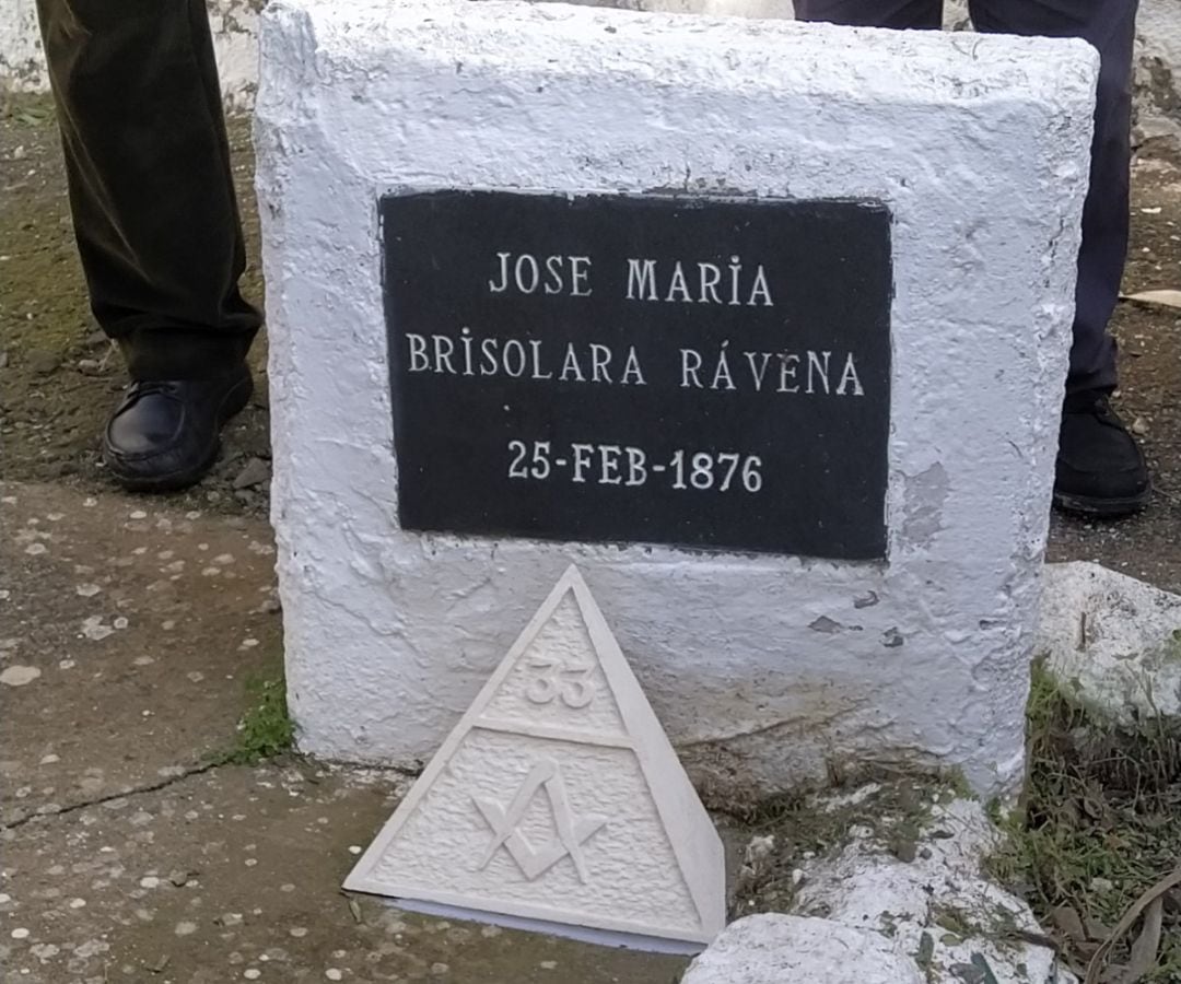 Homenaje al masón Brisolara en el cementerio angloamericano