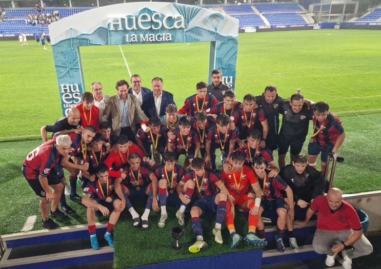 El Huesca B recibió el trofeo como campeón de la Copa Diputación