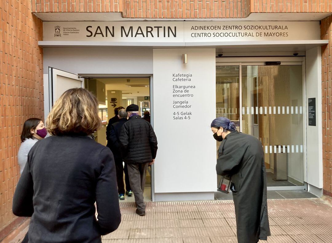 Personas mayores usuarias entrando por primera vez al Centro Sociocultural de Mayores de San Martín