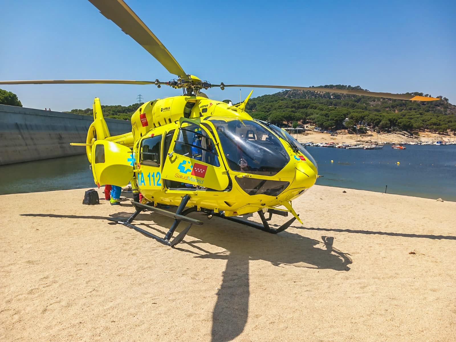 Imagen del helicóptero de los servicios de emergencia de la Comunidad de Madrid en el Pantano de San Juan