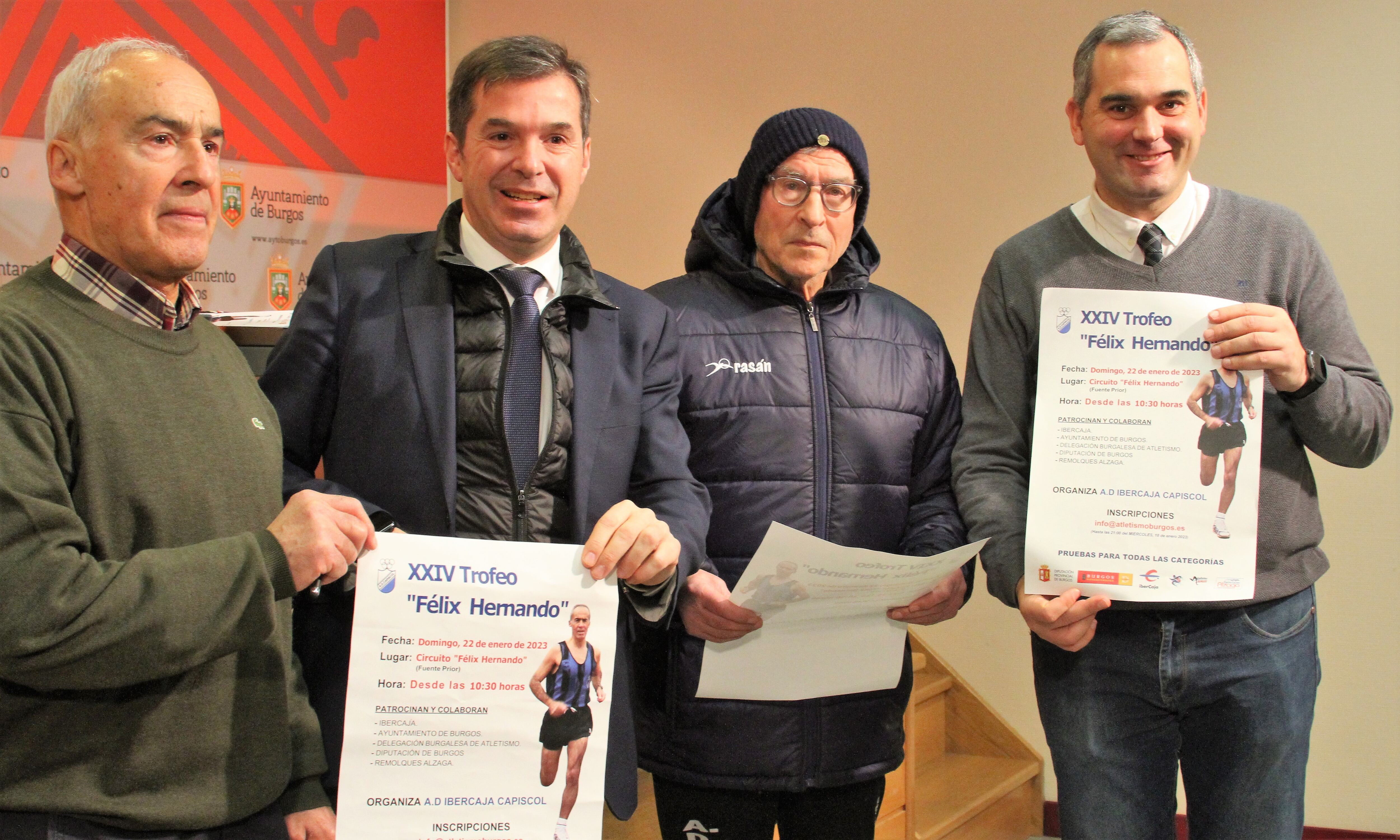 De izquierda a derecha, Félix Hernando, Jorge Sicilia (representante de Ibercaja), Félix Novoa (presidente del Club Ibercaja Capiscol) y Leví Moreno (concejal de Deportes). / Foto: Fernando Miguel