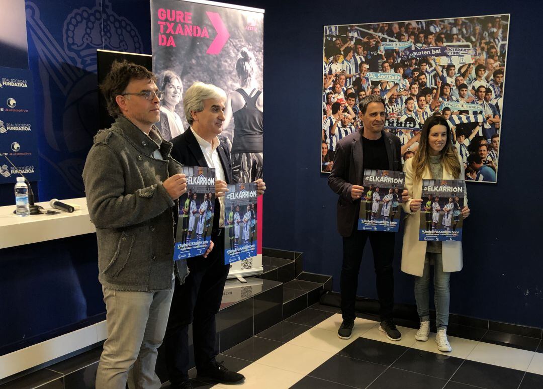 Responsables del trofeo #ElkarriON posan con el cartel de esta edición