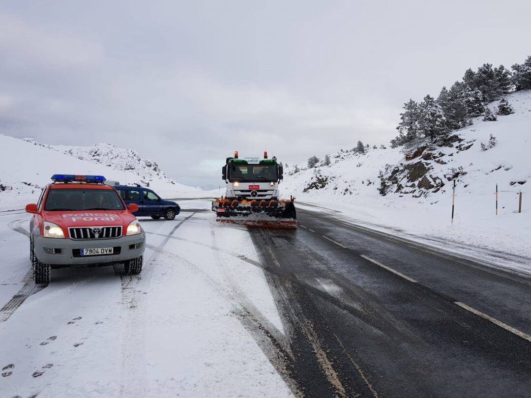 Un quitanieves en una carretera de Navarra