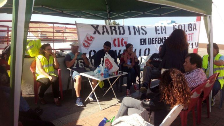 Trabajadores de Parques y jardines acampados en Praza do Rey durante la protesta