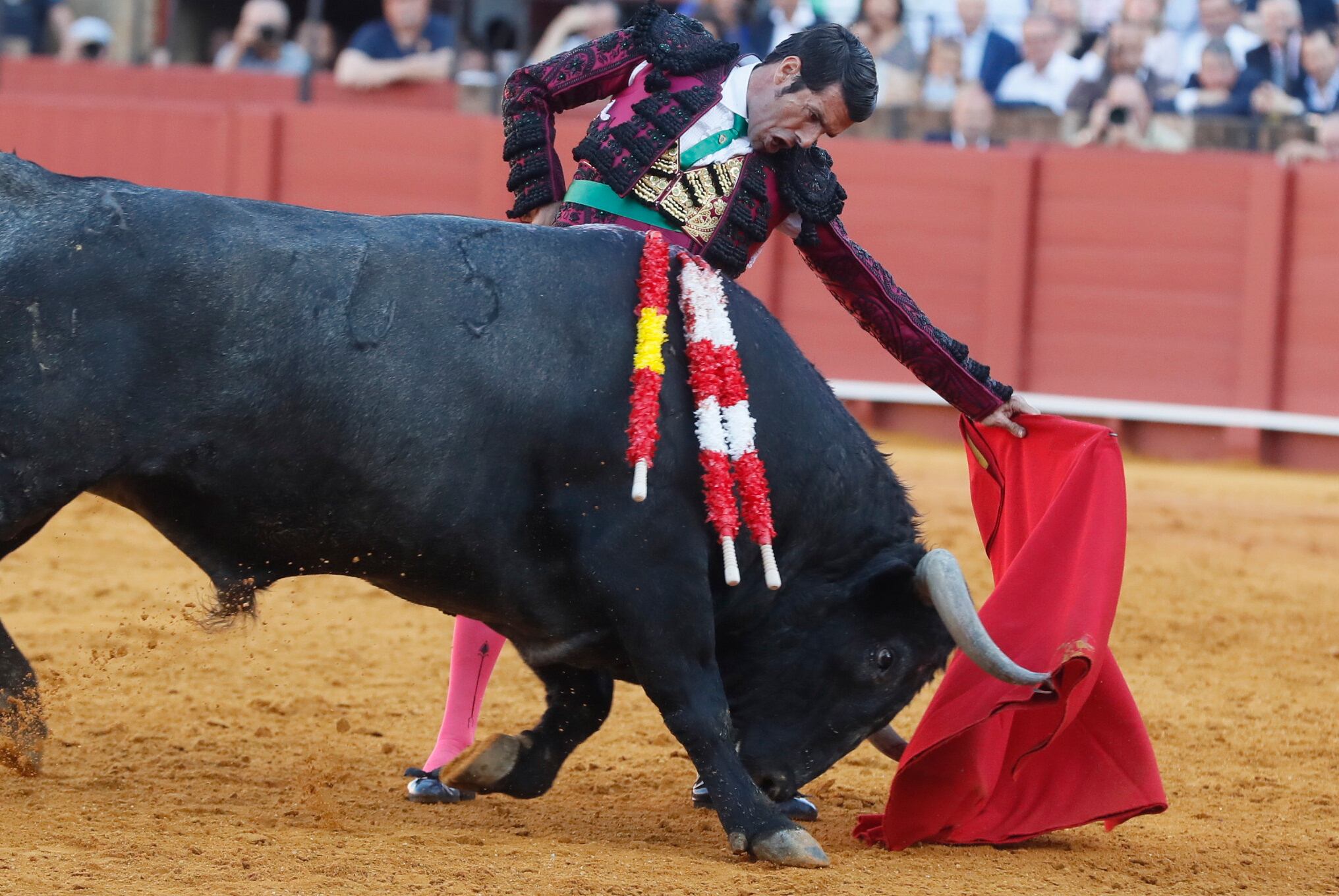 SEVILLA, 22/04/2023.- El diestro Emilio de Justo durante la corrida celebrada este sábado en la Real Maestranza de Sevilla, lidiando toros de Victorino Martín. Comparte cartel con El Cid y Manuel Escribano. EFE/ José Manuel Vidal
