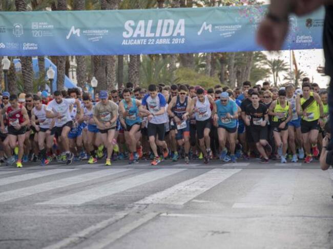 Salida de la ultima edición celebrada de la Media Maratón de Alicante