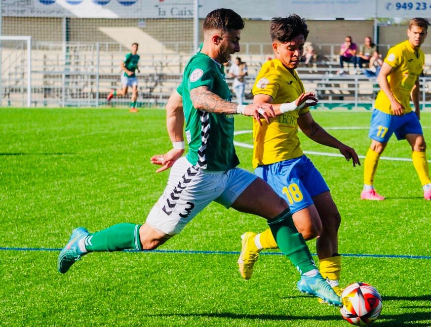 El lateral izquierdo Andoni Fernández “Oli” en un partido del Marchamalo.