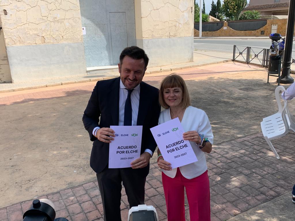 Pablo Ruz (PP) y Aurora Rodil (Vox) en la firma del pacto de gobierno en Elche