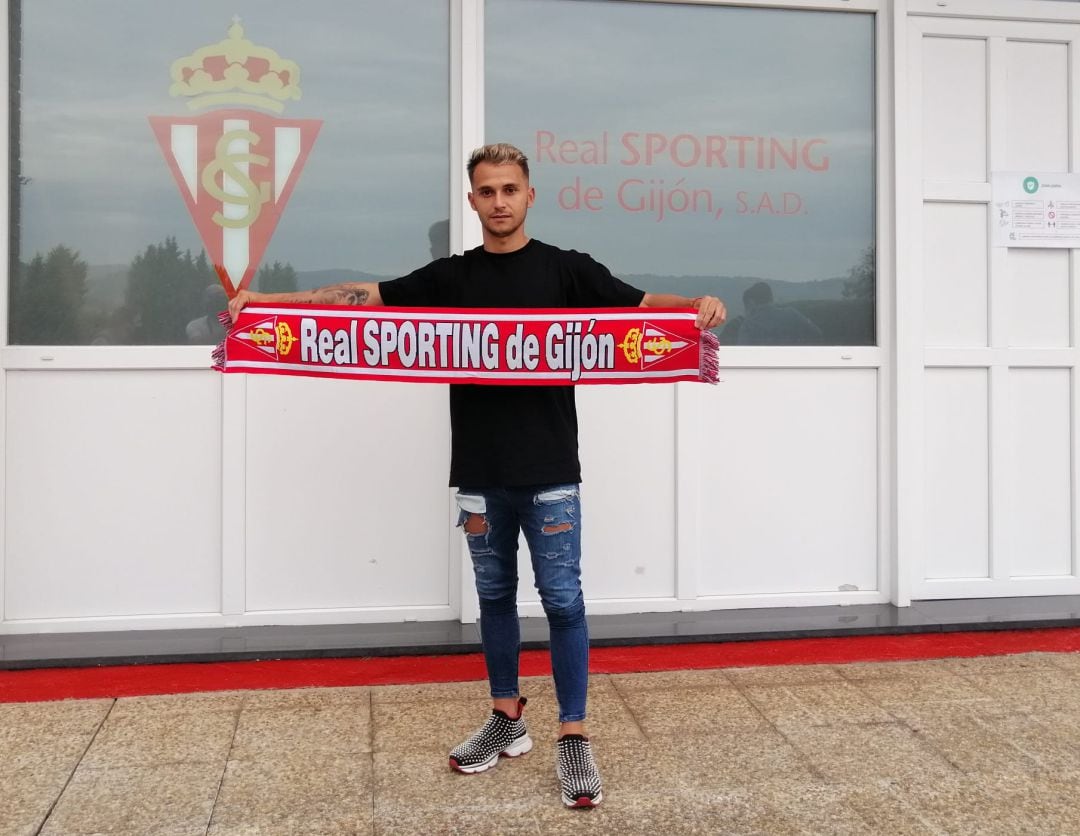 Fran Villalba posa con la bufanda del Sporting en la Escuela de Fútbol de Mareo.