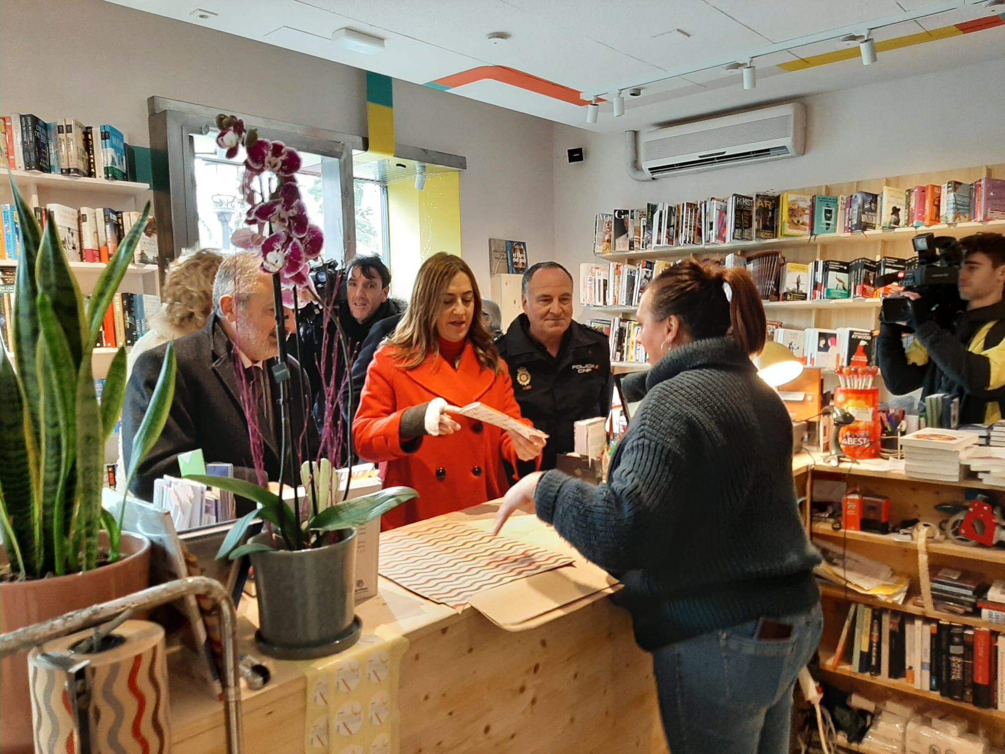 La delegada del Gobierno en Castilla y León, Virginia Barcones, ha presentado a los comerciantes el plan para evitar robos estas navidades