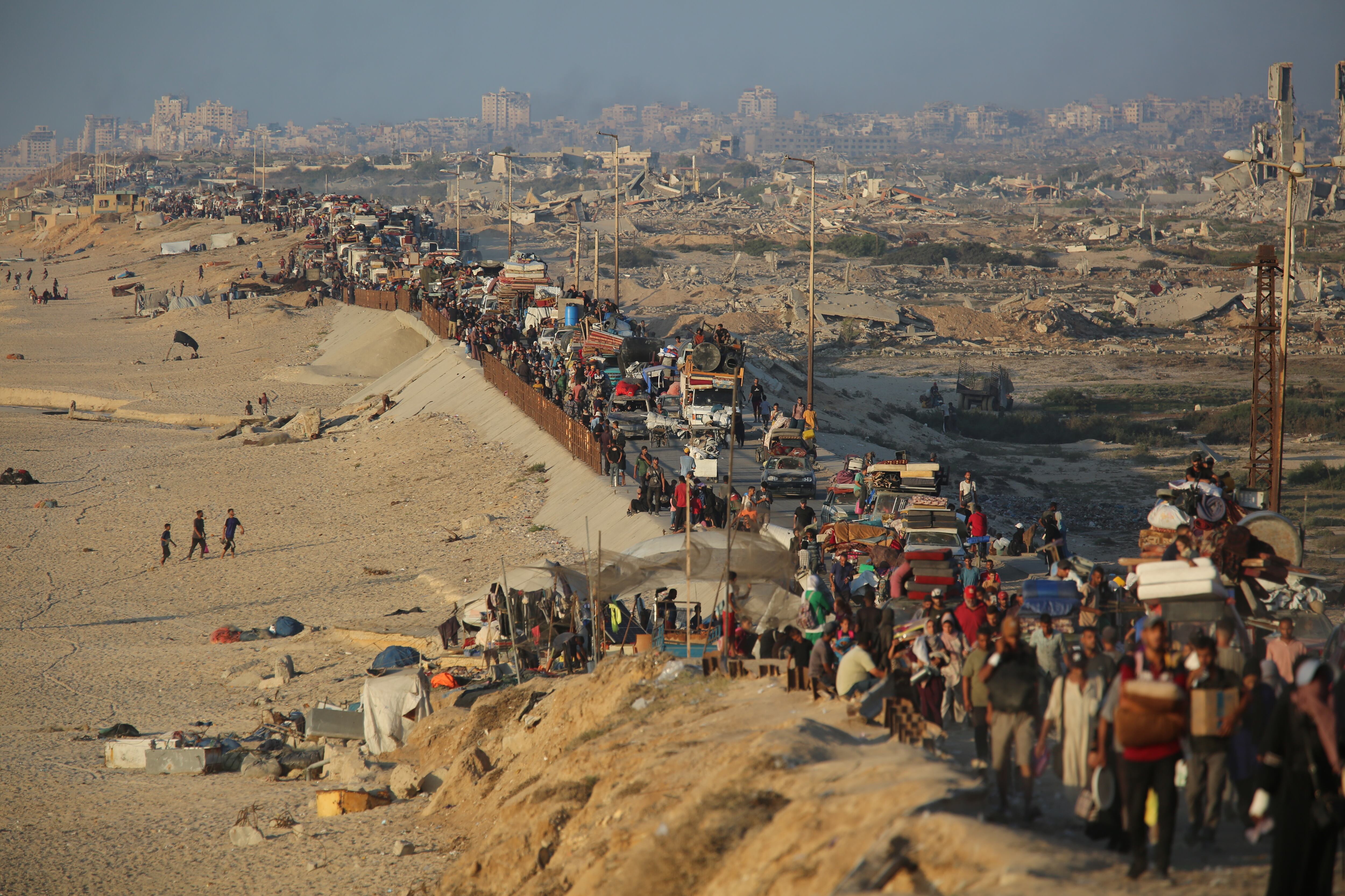 Los gazatíes huyen hacia el sur.