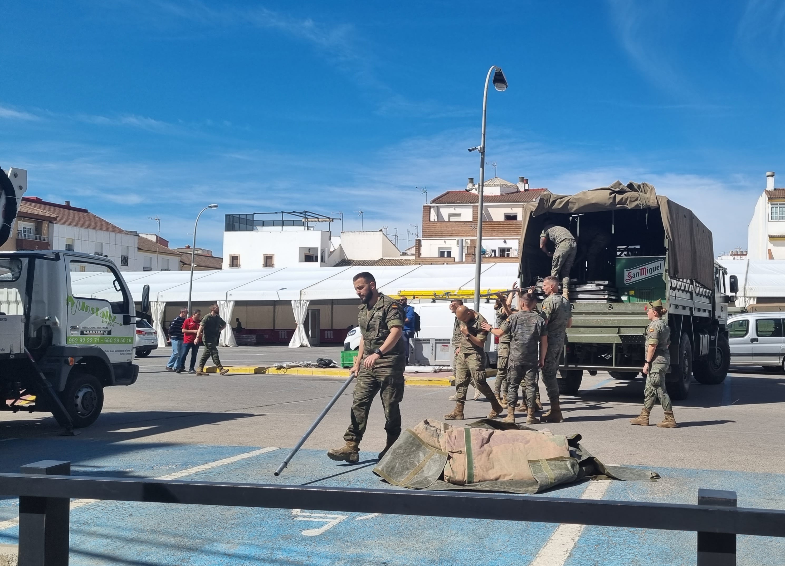 Efectivos militares preparan en aparcamiento de La Concepción para acoger las carpas de servicio de cara a la prueba deportiva