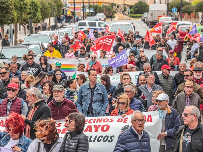 Rubén Alfaro, alcalde de Elda, también ha acudido a la protesta junto con miembros del Ayuntamiento