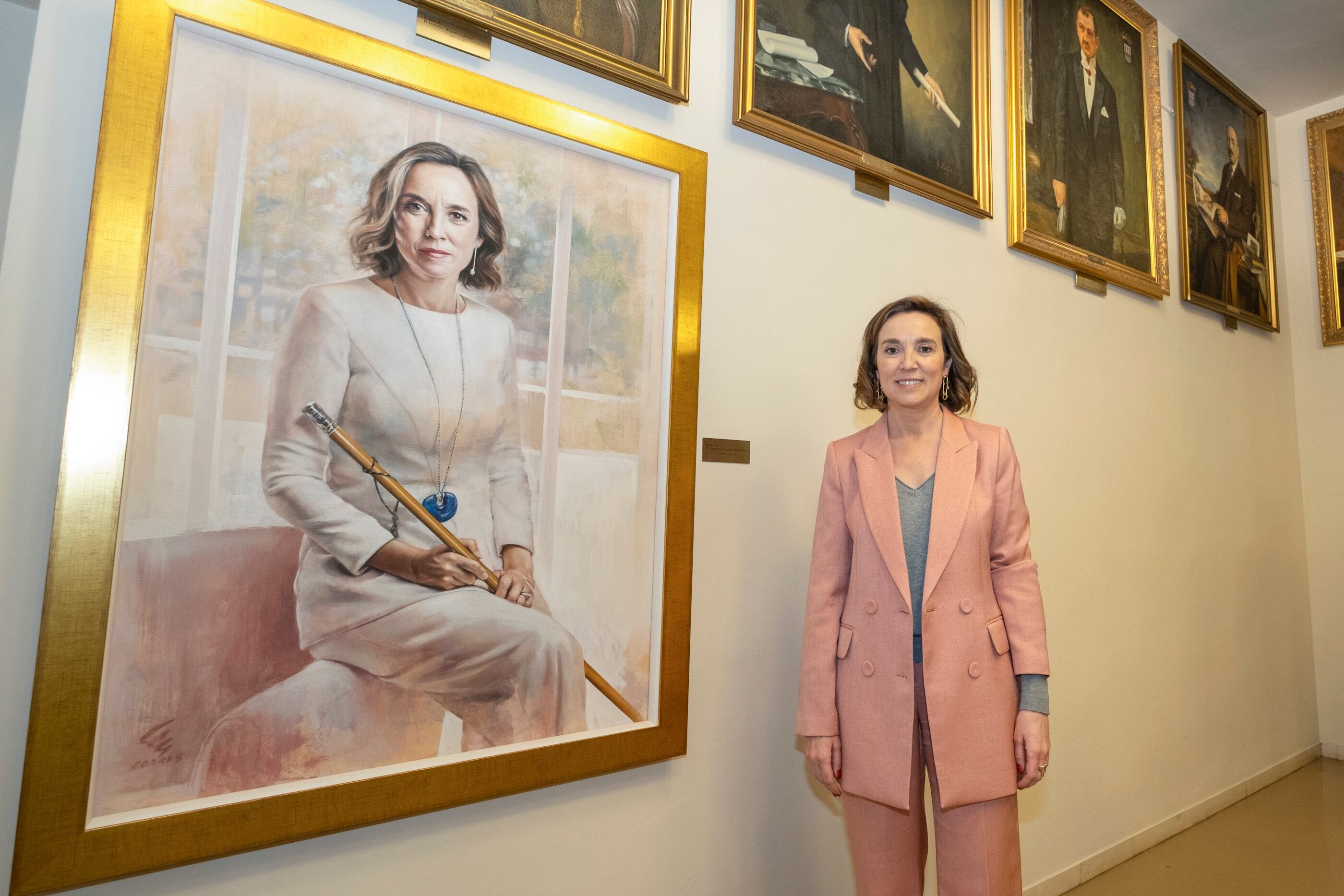 LOGROÑO 17/02/2023.- La secretaria general del PP, Cuca Gamarra, durante la presentación del retrato de Gamarra que se ha colgado este viernes en el salón de Alcaldes del Ayuntamiento de Logroño como conmemoración de su etapa como regidora de la capital de Logroño. EFE/Raquel Manzanares
