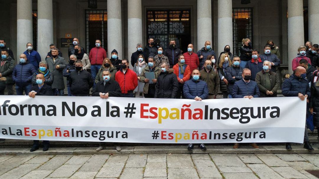 Policías nacionales y guardias civiles de la provincia se concentraron ante la Subdelegación del Gobierno en Pontevedra