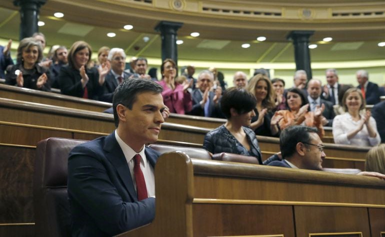 El secretario general del PSOE, Pedro Sánchez, en su escaño al inicio de la sesión plenaria en la que se celebra la segunda votación de su investidura.