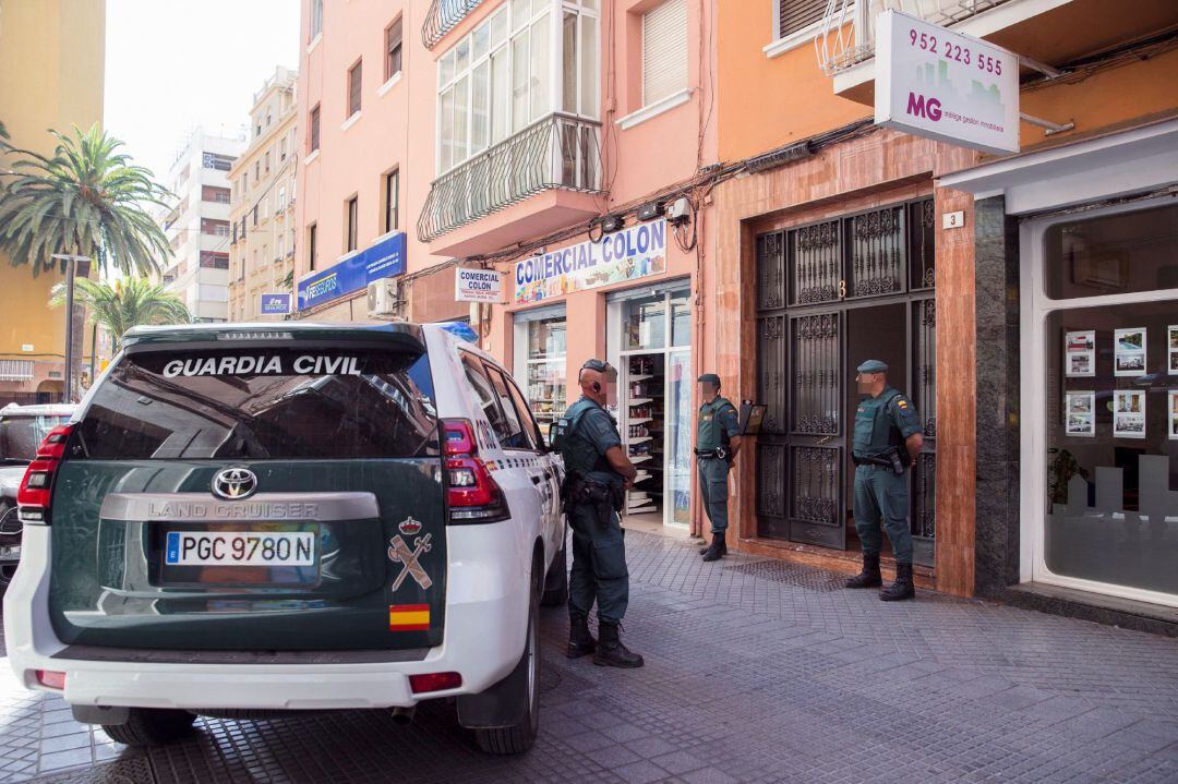 Agentes de la Guardia Civil en la entrada de un despacho de abogados situado en una céntrica zona de la capital malagueña donde se desarrolla uno de los registros de la operación contra el blanqueo de capitales procedente del narcotráfico iniciada este viernes en Málaga y Ceuta se ha saldado hasta el momento con cinco detenciones y nueve registros.