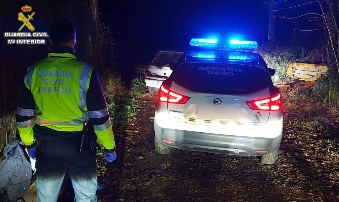 La Guardia Civil detiene en Ponteareas a un varón por conducir de forma temeraria, sin carné y que dio positivo en drogas.