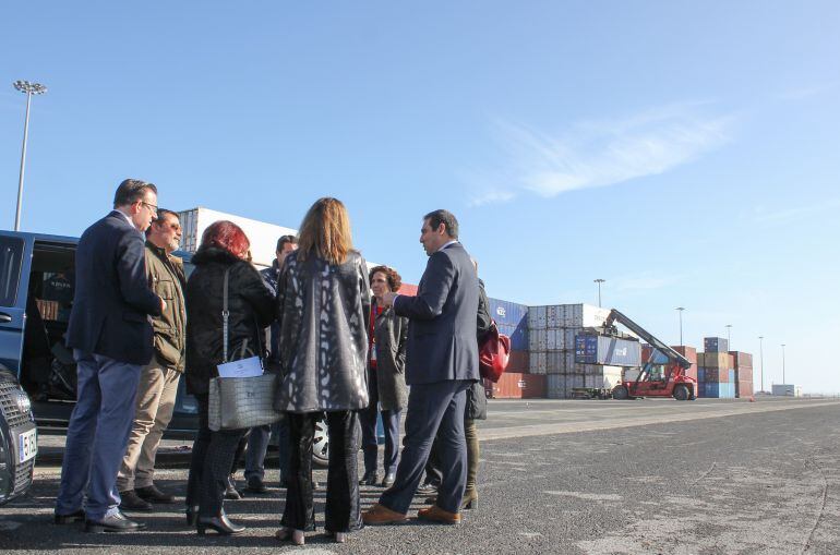 Visita del Grupo Parlamentario del PSOE al Muelle Sur del Puerto de Huelva