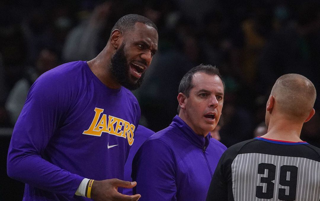 LeBron James habla con un árbitro durante un partido de la NBA