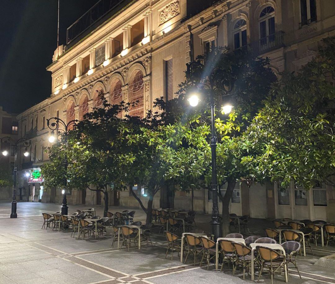 Terraza recogida en Gijón durante el toque de queda. 