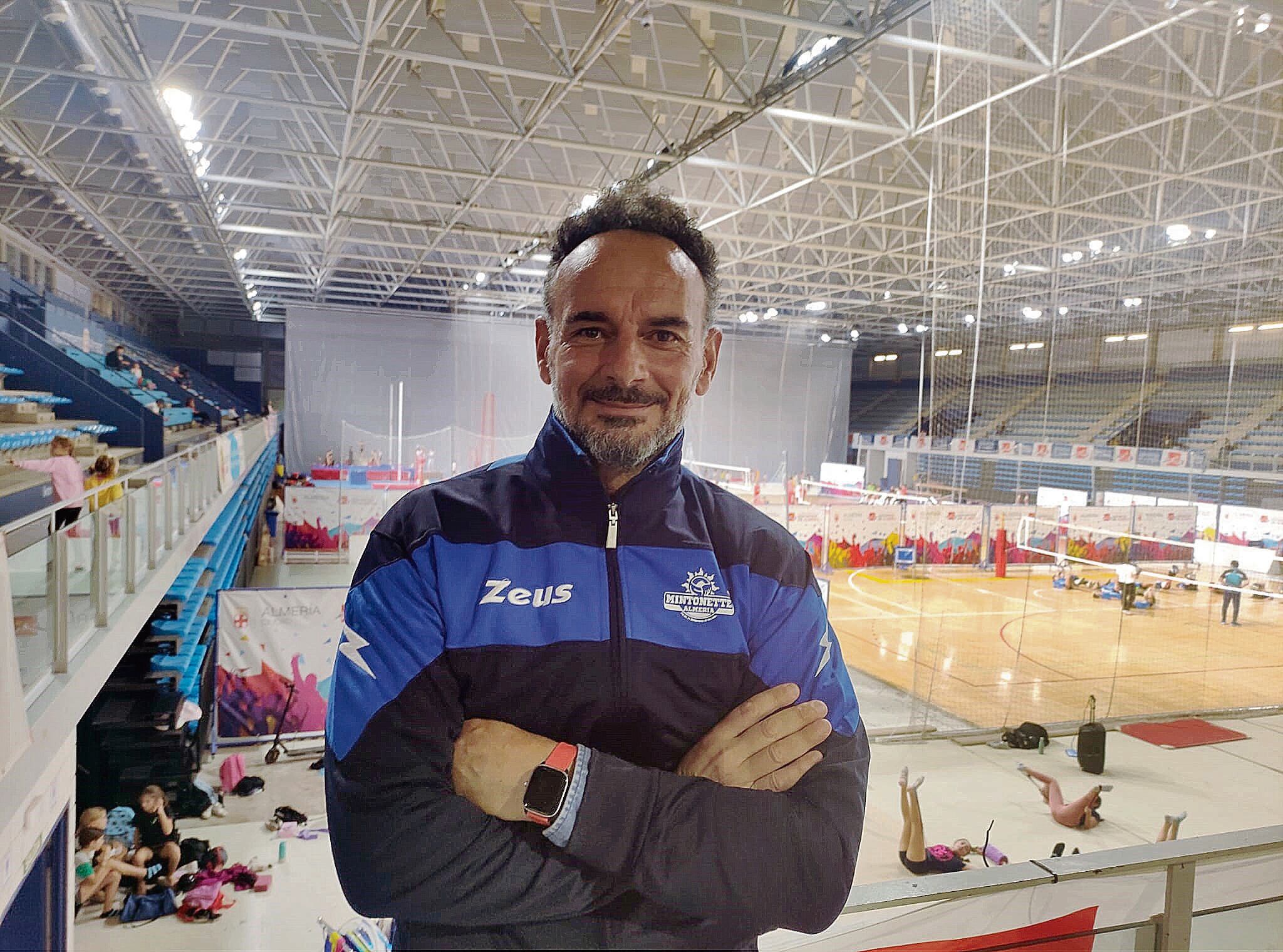 Manolo Berenguel en el Palacio Mediterráneo, donde se realizó la entrevista con una leyenda del voleibol.