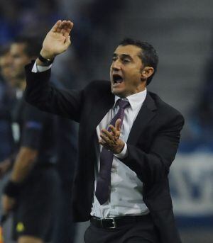 El entrenador del Athletic, Ernesto Valverde, durante el partido de Champions en Oporto