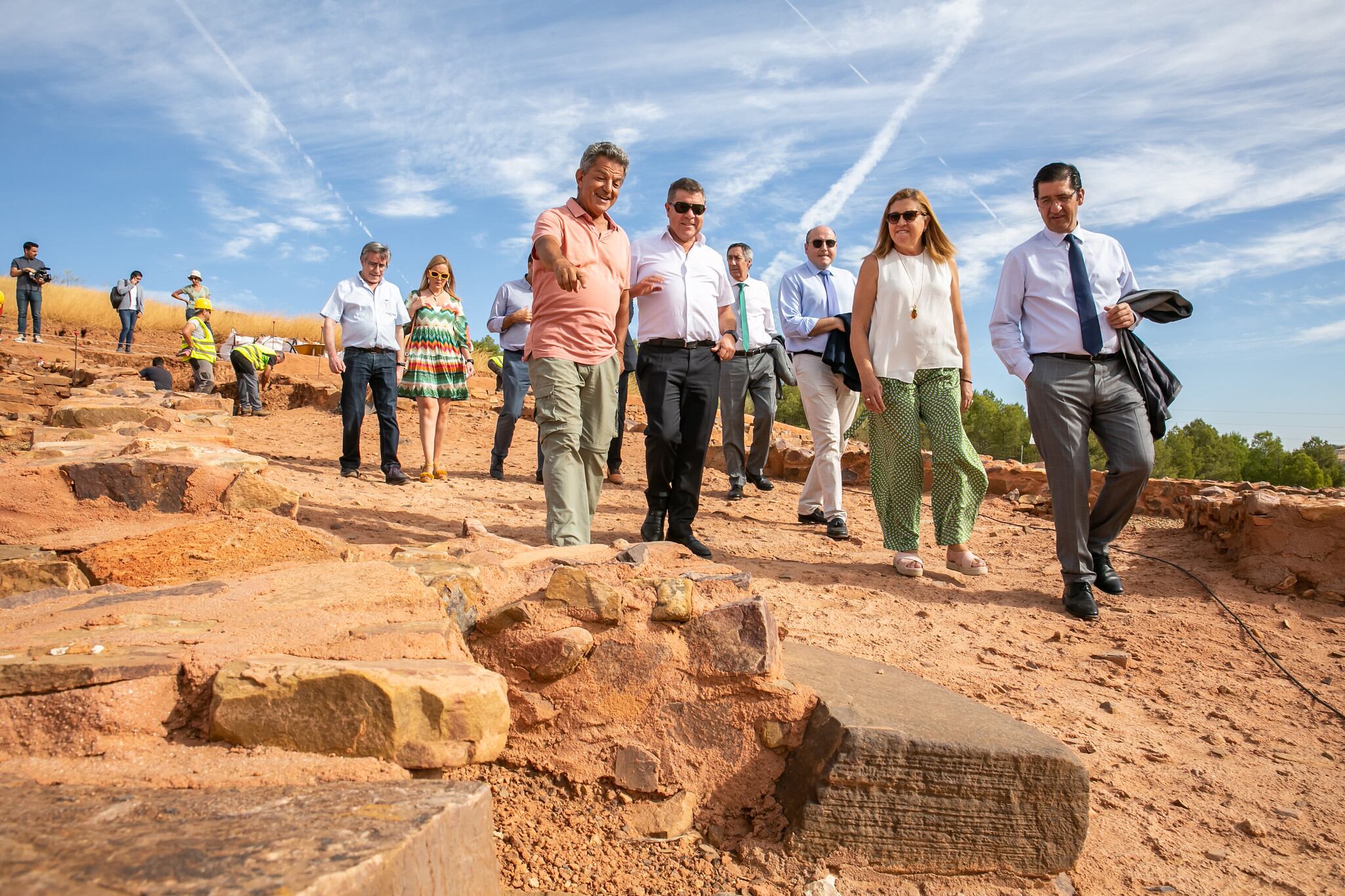 El presidente de Castilla-La Mancha, Emiliano García-Page, durante la visita al yacimiento íbero del Cerro de las Cabezas de Valdepeñas (Ciudad Real)