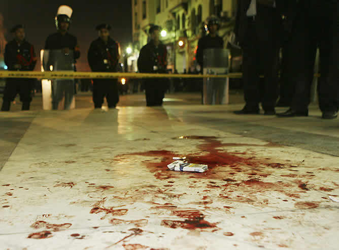 El atentado se produjo en un café en una plaza próxima al popular bazar de Jan al Jalili, uno de los lugares más frecuentados por los turistas que visitan El Cairo