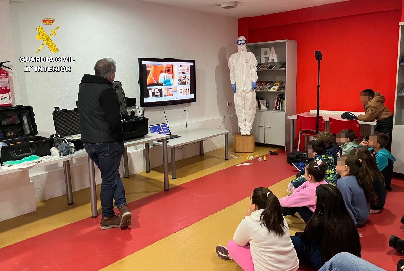 La Guardia Civil presente en la semana de la Ciencia de Guardo