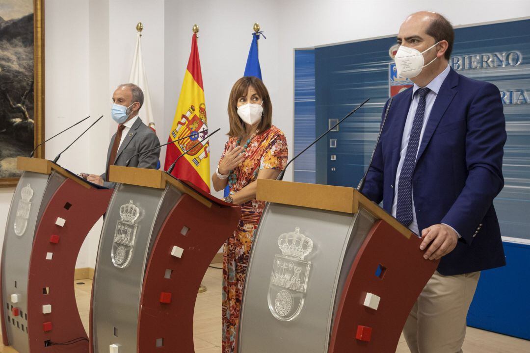 La Consejera de Empleo y Políticas Sociales, Ana Belén Álvarez, acompañada del Director del EMCAN, José Manuel Callejo y del director general de Trabajo, Gustavo García.