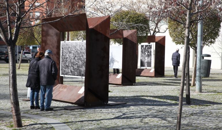 La plaza del CEART acoge la exposición al aire libre de Salgado.