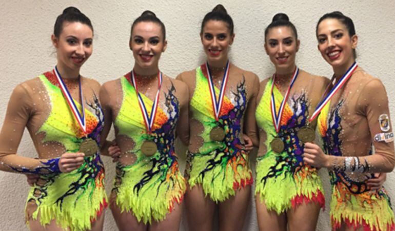 Sandra Aguilar (segunda por la derecha) junto con sus compañeras de la selección española tras lograr una de las medallas en Francia