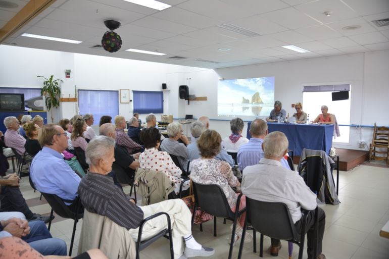 Asamblea general celebrada por la asociación de vecinos del Montgó de Xàbia, con presencia de la concejala de Residentes Extranjeros, Doris Courcelles. 