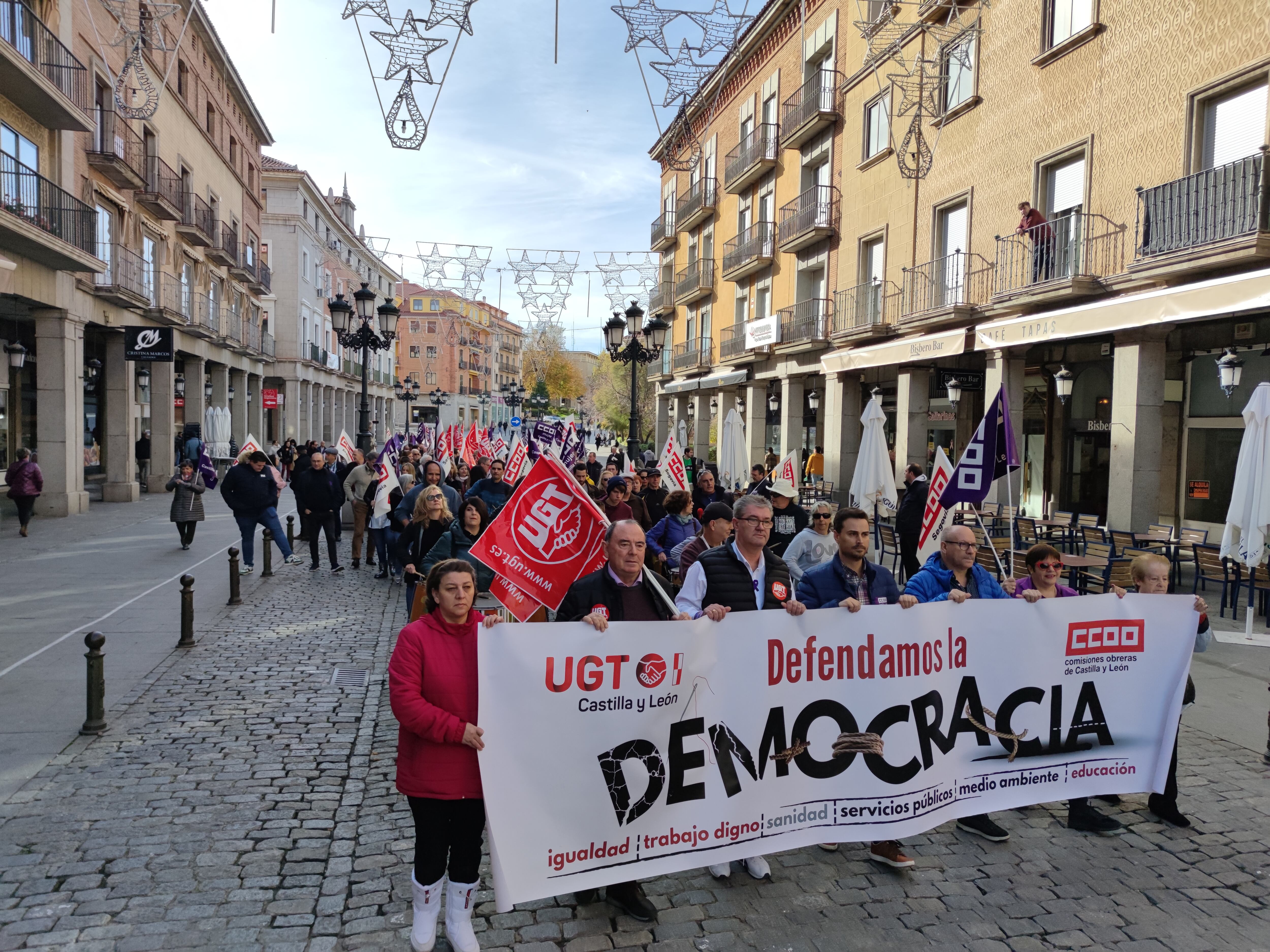 Unas 200 personas acuden a la llamada de los sindicatos en una movilización con el foco puesto en el gobierno regional