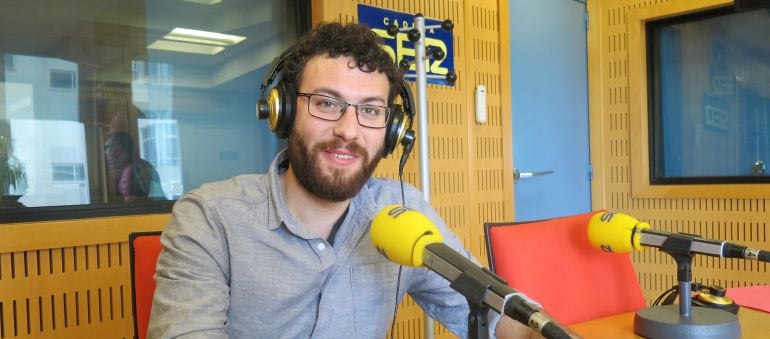 El concejal de Fiestas, Adrián Martínez de Pinillos, durante su entrevista en los estudios de Radio Cádiz