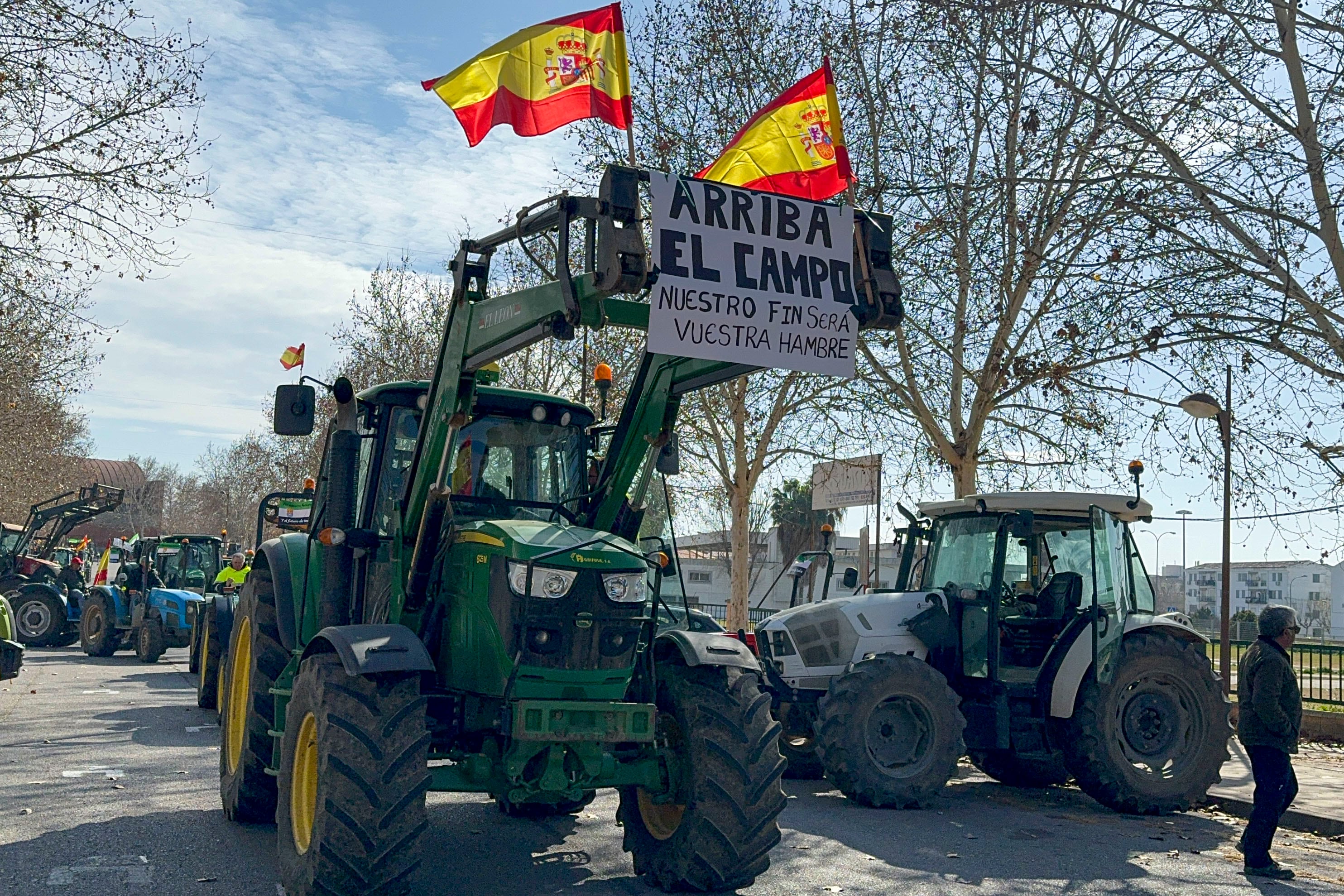 ZAFRA (BADAJOZ), 06/02/2024.- Fotografía de la concentración de tractores con motivo de las protestas del campo este martes, en Zafra (Badajoz). EFE/ Ana Picón
