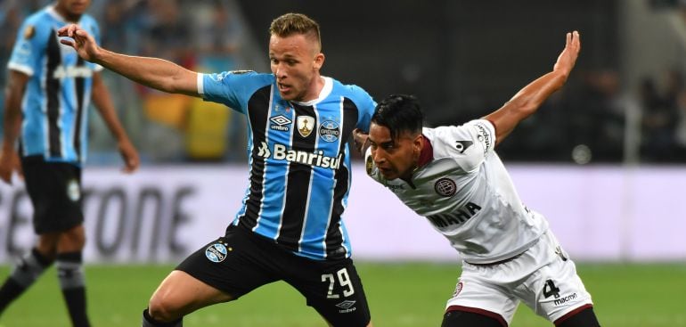 Arthur, en un partido con Gremio.