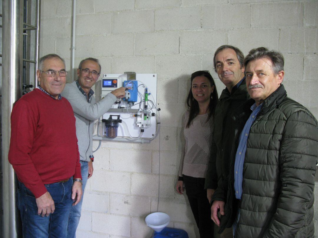 El alcalde de Nigrán, Juan González (segundo por la izquierda), poniendo en marcha el abastecimiento municipal de agua en la parroquia de Parada.