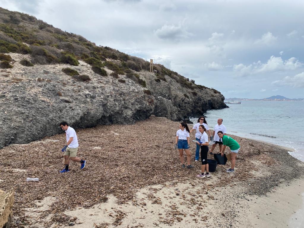 Una decena de trabajadores de Estrella de Levante limpian Isla Grosa en colaboración con ANSE