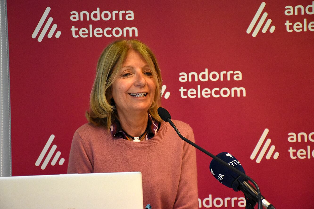Inés Martí, responsable de responsabilitat social empresarial, patrocinis i premsa d'Andorra Telecom, durant la roda de premsa de presentació de la jornada.