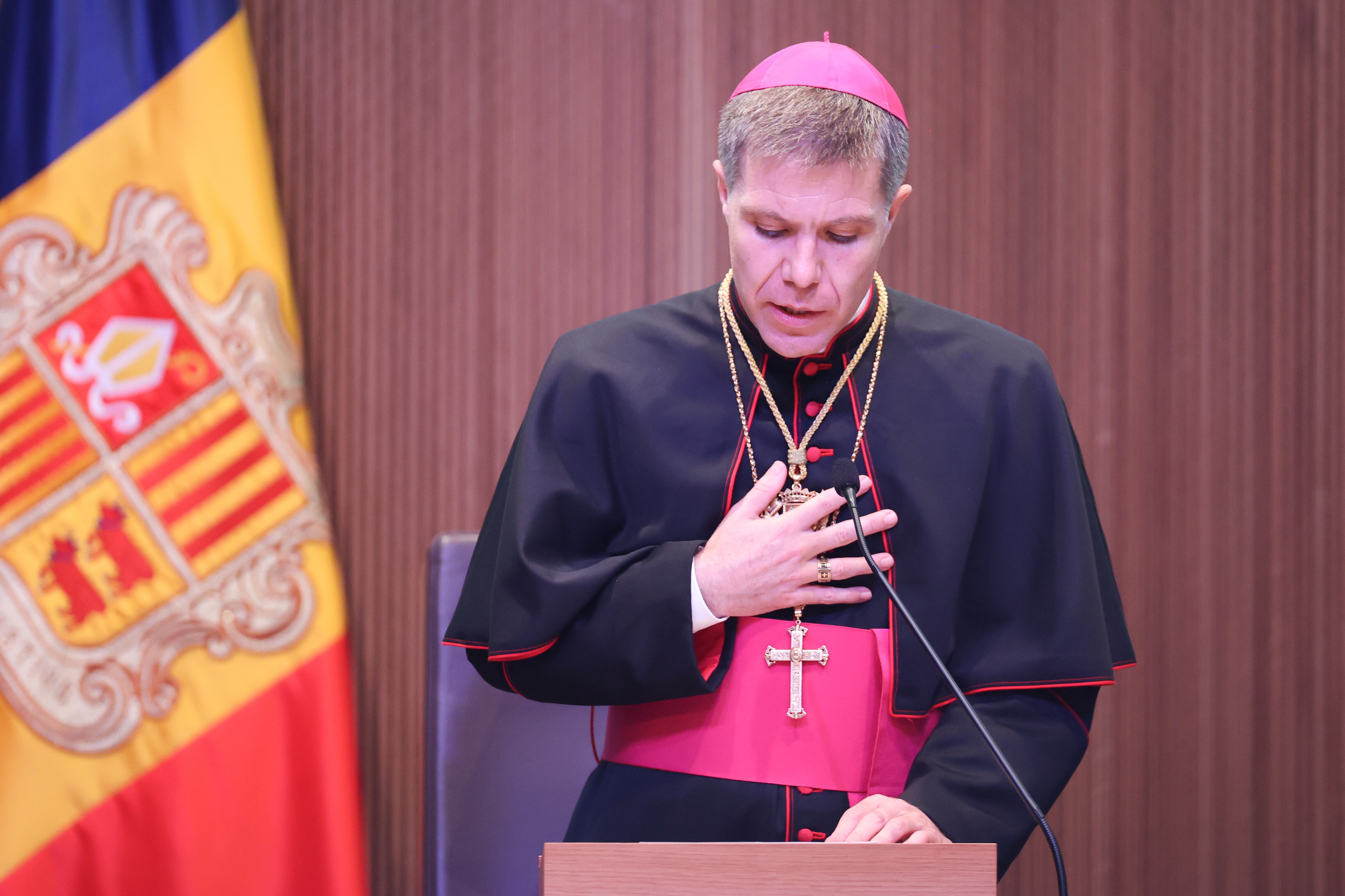 El coprincep episcopal, Josep-Lluís Serrano, en el moment de jurar la Constitució Andorrana