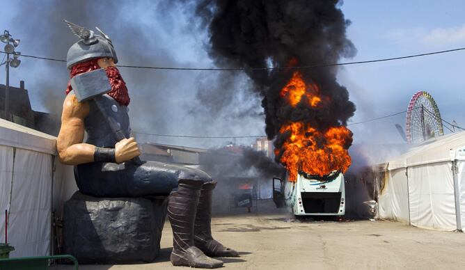 Incendio en uno de los autobuses que trasladaba a los escritores y periodistas participantes en el festival de la Semana Negra de Gijón