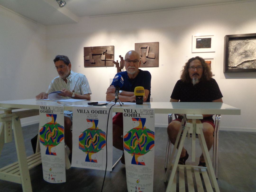 De izquierda a drerecha, Pedro Gómez, Paulino Calvo y Elías Tristán, en la presentación de este certamen, en la galería de arte Rodrigo Juarránz