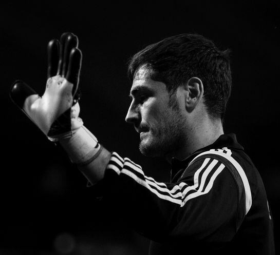 Casillas saluda a aficionados