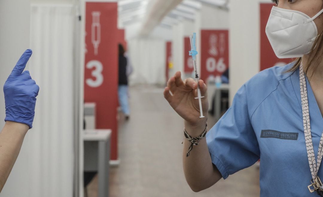 Una profesional sanitaria sostiene una jeringuilla con la vacuna de AstraZeneca.