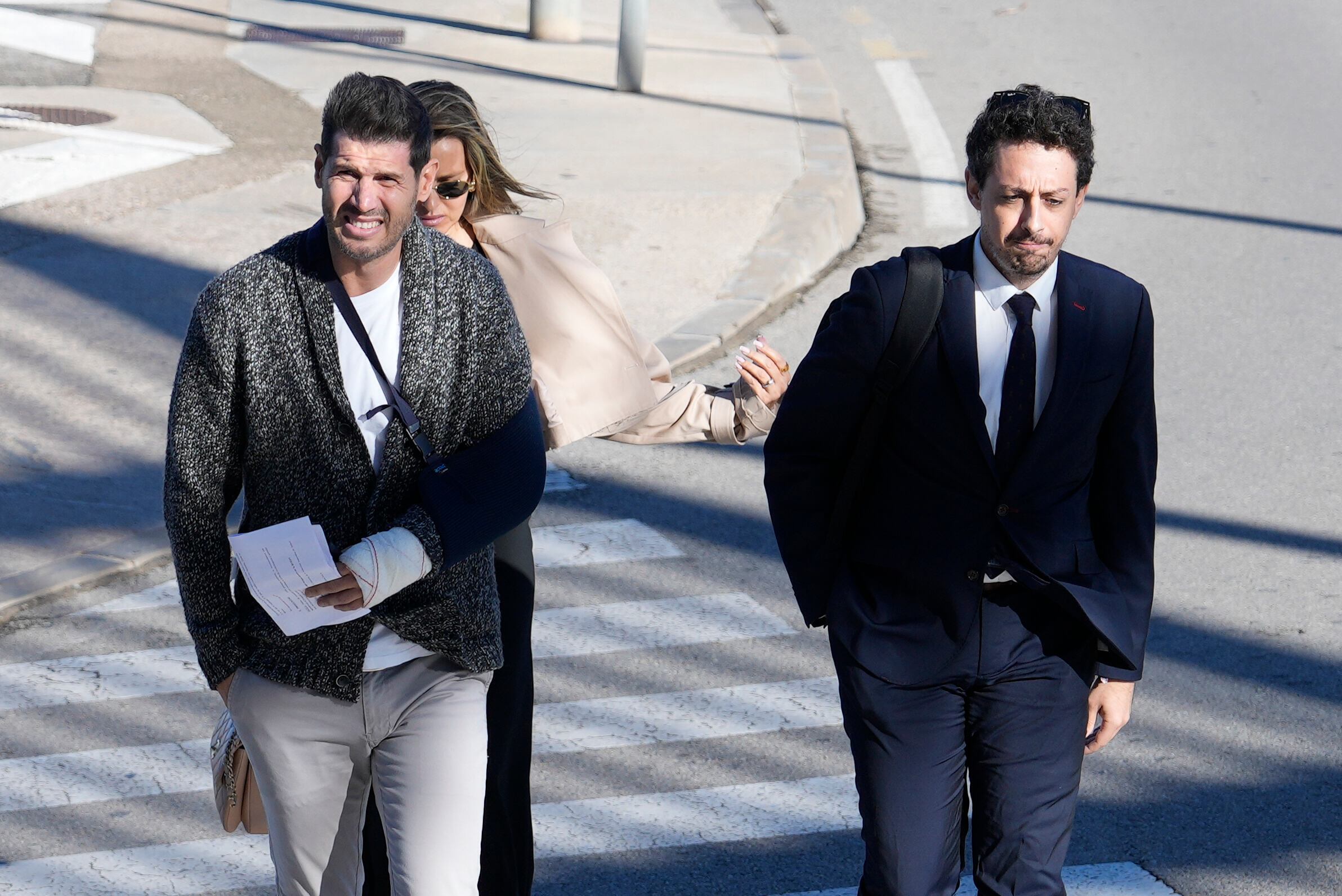 El director de la selección masculina de fútbol, Albert Luque (i), a su llegada a los juzgados de Terrassa (Barcelona) desde donde este martes declara por vídeoconferencia ante el juez de la Audiencia Nacional que investiga al expresidente de la Real Federación Española de Fútbol (RFEF) por el beso a Jenni Hermoso.