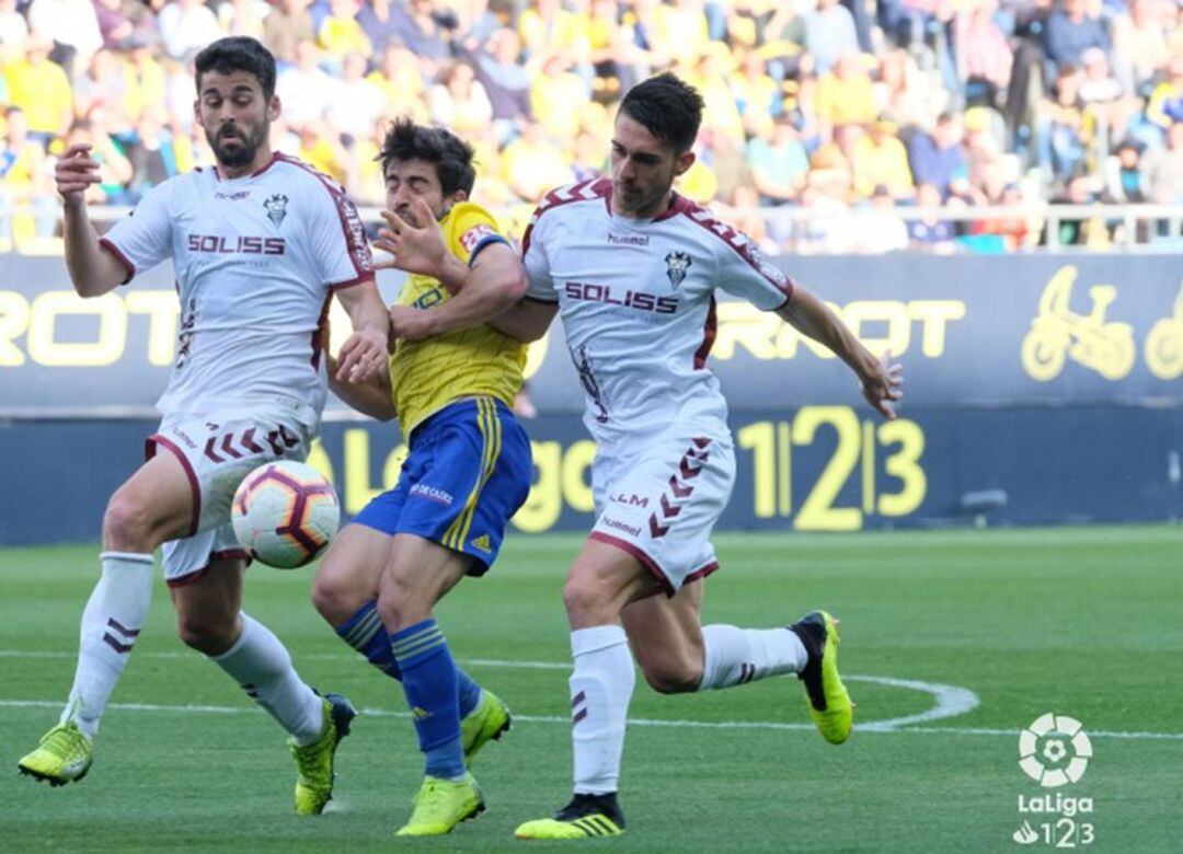 Moreno, a la derecha, durante uno de sus partidos en Segunda con el Albacete