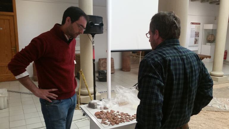 Victor López muestra restos encontrados en Piédrola