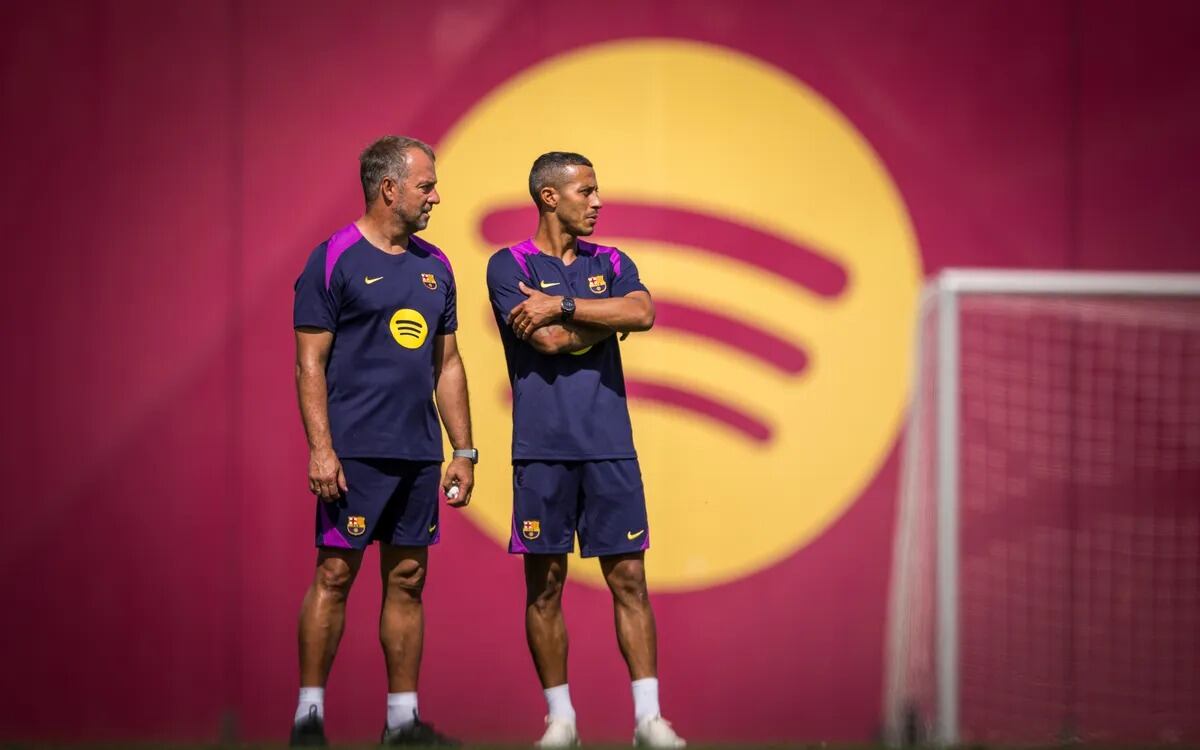 Thiago Alcántara y Hansi Flick siguen el entrenamiento del Barcelona
